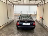 Usado Audi A4 110 CV (80 kW) 1999 Azul Berlina