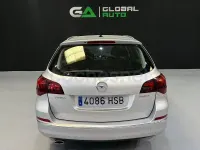 Usado Opel Astra Excellence 140 CV (102 kW) 2013 Gris / plata Familiar