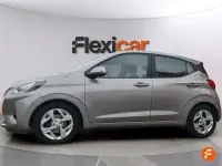 Usado Hyundai i10 67 CV (49 kW) 2022 Gris Utilitario