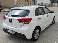 Usado Kia Rio 100 CV (73 kW) 2017 Blanco Berlina