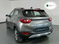 Usado Kia Stonic 100 CV (73 kW) 2025 Gris SUV