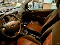 Usado Ford Fiesta 80 CV (58 kW) 2006 Rojo Utilitario