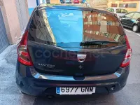 Usado Dacia Sandero Ambiance 75 CV (55 kW) 2009 Violeta / lila Berlina