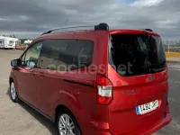 Usado Ford Tourneo Courier Titanium 100 CV (73 kW) 2016 Granate Monovolumen
