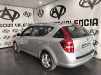 Usado Kia Ceed Active 128 CV (94 kW) 2011 Gris / plata Utilitario