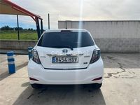 Usado Toyota Yaris Hybrid Active 100 CV (73 kW) 2013 Blanco Berlina