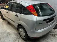 Usado Ford Focus Ambiente 100 CV (73 kW) 2000 Gris / plata Berlina