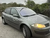 Usado Renault Mégane Dynamique 100 CV (73 kW) 2004 Gris / plata Berlina