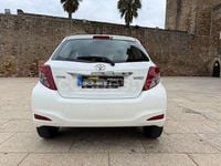 Usado Toyota Yaris Active 99 CV (72 kW) 2013 Blanco Berlina