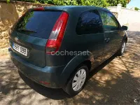 Usado Ford Fiesta Trend 80 CV (58 kW) 2004 Verde Utilitario