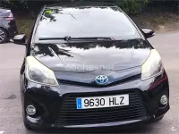 Usado Toyota Yaris Hybrid Active 100 CV (73 kW) 2012 Negro Berlina