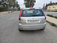 Usado Ford Fiesta Trend 68 CV (50 kW) 2003 Gris / plata Utilitario