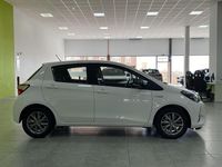 Usado Toyota Yaris Hybrid Active 100 CV (73 kW) 2020 Blanco Berlina