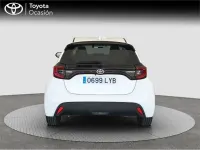 Usado Toyota Yaris Hybrid Active 116 CV (85 kW) 2022 Blanco Monovolumen