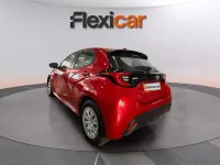 Usado Toyota Yaris Hybrid Style 116 CV (85 kW) 2023 Rojo Berlina