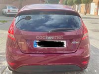 Usado Ford Fiesta Trend 90 CV (66 kW) 2009 Granate Utilitario