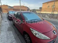 Usado Peugeot 207 70 CV (51 kW) 2006 Rojo Berlina