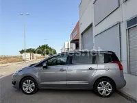 Usado Peugeot 5008 Style 120 CV (88 kW) 2016 Gris / plata Monovolumen