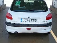 Usado Peugeot 206 70 CV (51 kW) 2003 Blanco Berlina
