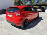 Usado Ford Fiesta Trend 100 CV (73 kW) 2014 Rojo Utilitario