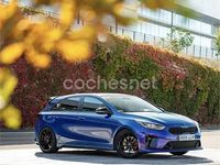 Usado Kia Ceed GT GT-Line 140 CV (102 kW) 2020 Violeta / lila Berlina