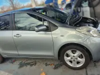 Usado Toyota Yaris 90 CV (66 kW) 2006 Gris Utilitario