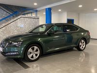 Usado Skoda Superb Ambition 150 CV (110 kW) 2021 Verde esmeralda metalizado Familiar