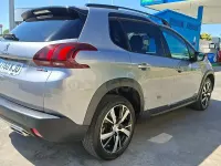 Usado Peugeot 2008 GT-line 120 CV (88 kW) 2018 Gris / plata SUV