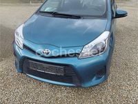 Usado Toyota Yaris Hybrid Active 100 CV (73 kW) 2013 Azul Berlina