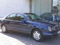 Usado Mercedes E270 170 CV (125 kW) 1999 Azul Berlina