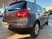 Usado VW Golf IV Highline 105 CV (77 kW) 2004 Gris / plata Berlina