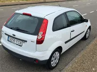 Usado Ford Fiesta Ambiente 68 CV (50 kW) 2007 Blanco Utilitario