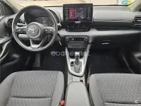 Usado Toyota Yaris Hybrid Active 116 CV (85 kW) 2021 Gris / plata Berlina