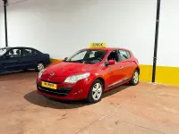 Usado Renault Mégane Dynamique 110 CV (80 kW) 2011 Rojo Berlina