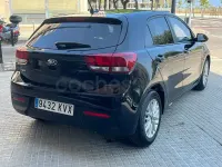 Usado Kia Rio 84 CV (61 kW) 2019 Negro Berlina