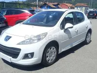 Usado Peugeot 207 68 CV (50 kW) 2014 Blanco Descapotable