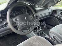 Usado Renault Laguna 95 CV (69 kW) 1996 Gris / plata Berlina