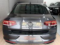 Usado VW Passat Executive 150 CV (110 kW) 2021 Gris / plata Berlina
