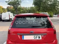 Usado Ford Fiesta Trend 80 CV (58 kW) 2008 Rojo Utilitario