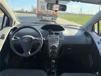 Usado Toyota Yaris 101 CV (74 kW) 2009 Rojo Utilitario