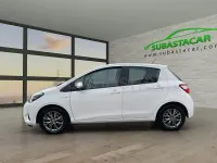 Usado Toyota Yaris Hybrid Active 100 CV (73 kW) 2019 Blanco Berlina