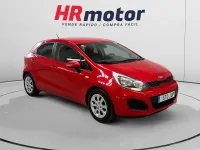 Usado Kia Rio 85 CV (62 kW) 2015 Rojo Utilitario