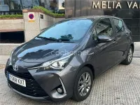 Usado Toyota Yaris Hybrid Active 100 CV (73 kW) 2019 Negro Berlina