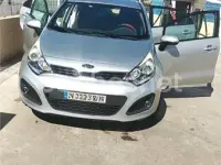 Usado Kia Rio 90 CV (66 kW) 2012 Gris / plata Berlina