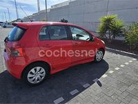 Usado Toyota Yaris Sol 87 CV (63 kW) 2006 Rojo Berlina