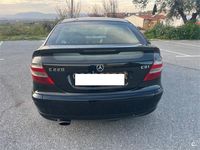 Usado Mercedes C220 143 CV (105 kW) 2003 Negro Berlina