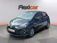 Usado Toyota Yaris Hybrid Active 100 CV (73 kW) 2019 Negro Berlina