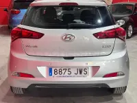 Usado Hyundai i20 90 CV (66 kW) 2017 Gris / plata Berlina
