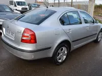 Usado Skoda Octavia Active 105 CV (77 kW) 2004 Gris Berlina