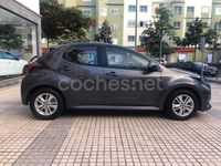 Usado Toyota Yaris Hybrid Style 116 CV (85 kW) 2023 Gris / plata Berlina